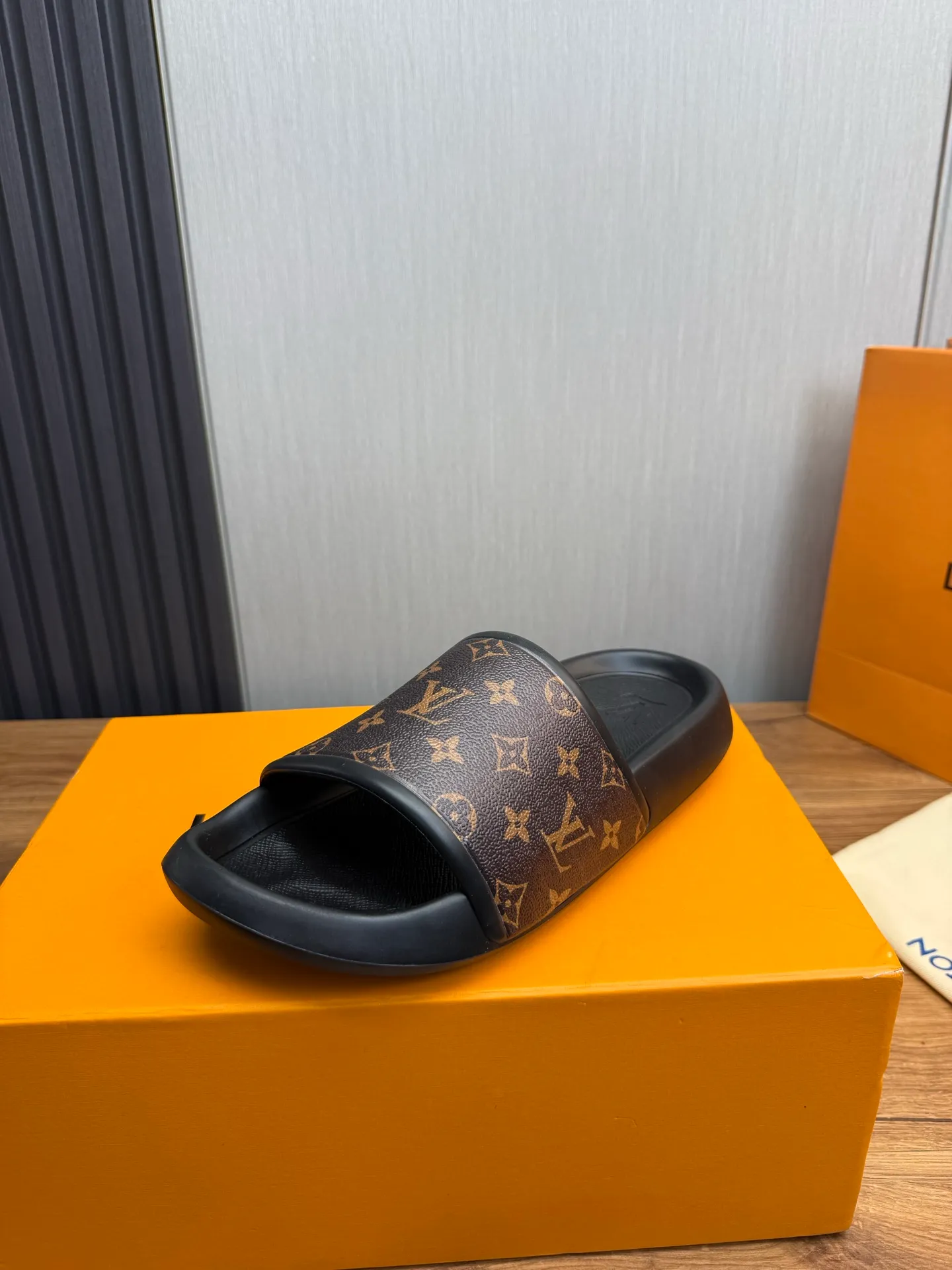 Men's shoes 💰280💰 ▪️LV's popular Little Red Book popular slippers hot sale: 1 shipment✅ Super textured and comfortable slippers, original TPU outsole. Authentic counter box drawer box packaging 🎁Size 38-45